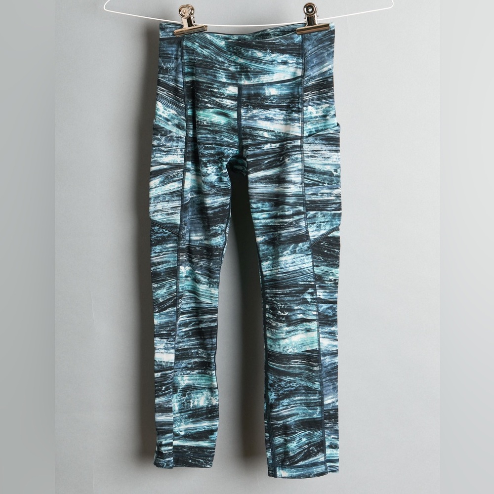 Lululemon printed capri leggings size 2; blue abstract pattern